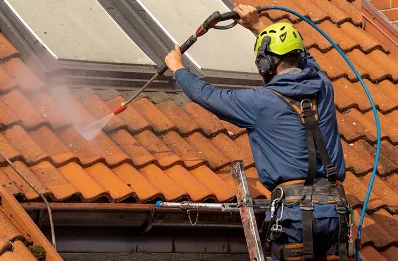 Démoussage et hydrofuge de toiture à Airel